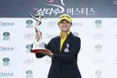 01 KLPGA & Tour 투어뉴스 [MY 문영퀸즈파크챔피언십 2016] 퍼팅달인 이승현, 2 년만에우승 한국여자프로골프 (KLPGA) 투어에서 퍼트의달인 으로꼽히는이승현선수가 2년 2개월만에정상에올랐습니다. 이승현은파주서원밸리골프장에서열린 KLPGA 문영퀸즈파크챔피언십최종라운드에서 3타를줄이며합계 18언더파를기록했습니다.