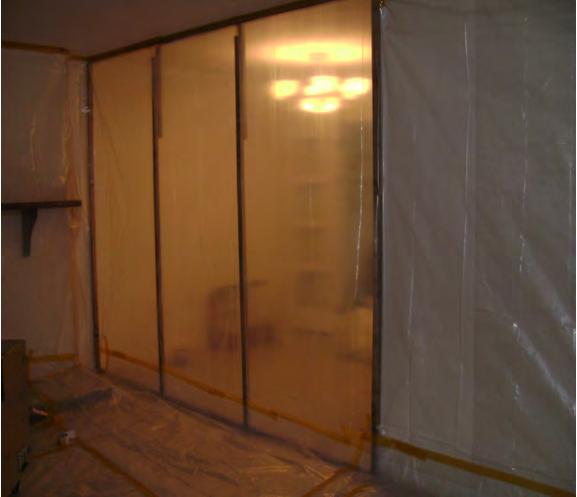 석면해체 제거작업길잡이 그림 6-3 은창문을밀폐하지않고벽을비닐시트로밀폐한결과외부공기가유입되어비닐 시트가불룩하게팽창되는모습을보여주고있다.