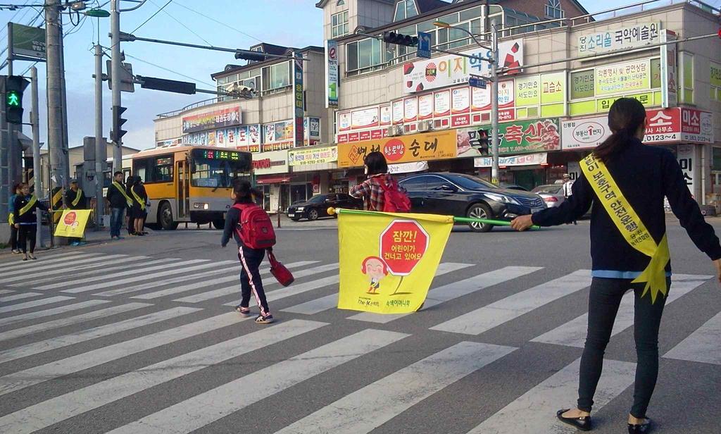 적용결과분석학생들은수없이학교앞횡단보도를지나면서자신의보행방법이올바르다고생각하는경우가대부분이다. 그러나특별한상황이주어졌을때 ( 신호등없을때, 녹색등이점멸할때등 ) 제대로대처하지못하는모습이많았다.