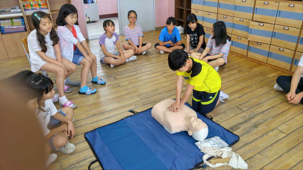 <활동 1> 심폐소생술의 중요성과 순서 알기 안전행동 안전행동 제시하기 제시 및 - 심폐소생술을 제때에 한 경우와 그렇지 않은 경우 일 어날 일 예상하여 발표하기 - 심폐소생술 순서 익히기 이해하기 시청: 생명을 살리는 4분, 심폐소생술 (10 )