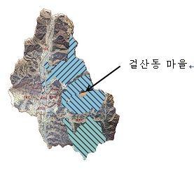 주한미군이전에따른경기도의정책방향 65 것이다. 그러나어느하나만만치않다. 산속길을이용하면걸어서 3시간, 차를타고가면 1시간정도소요된다.70 년대중반기지통행허가증 ( 패스 ) 이나오기전까지주민들은 3시간정도산길을걸어시내로나가야했다. 지금도이길은좁고포장도안돼겨울철눈이내리면빙판으로변하고, 여름에비가오면패어진길에바퀴가빠지고, 불어난계곡물로발이묶인다.