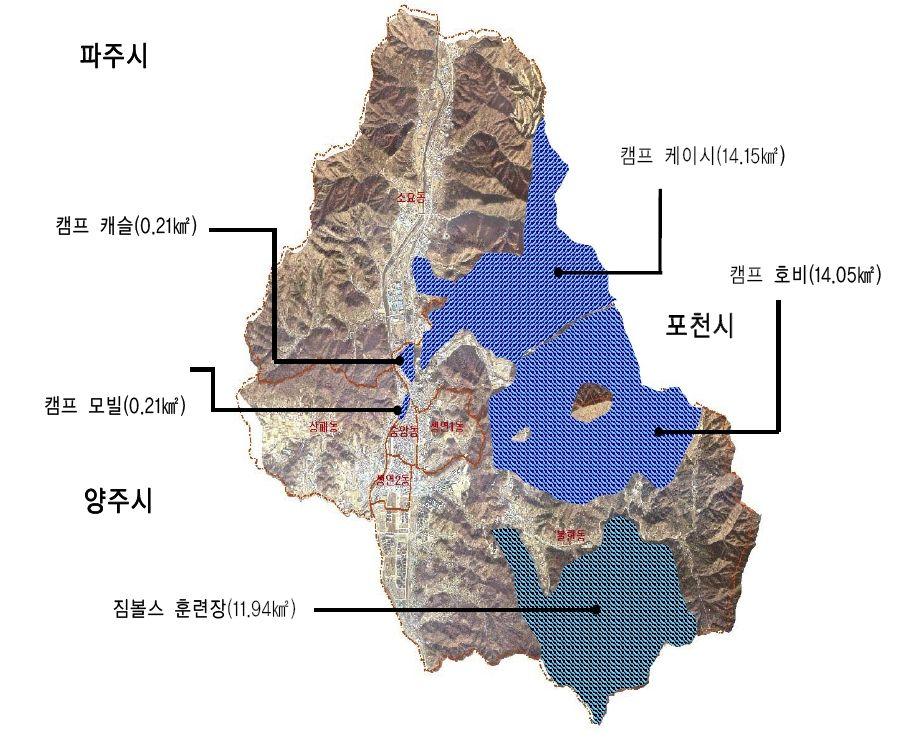 88 주한미군이전에따른경기도의정책방향 현황에따라각기다른특성을보유하고있다. 의정부시하면상습적인시내의교통정체로유명하다. 의정부시의경우는도심지역내미군공여지가섬의형태로존재함으로써상습적인교통체증을유발하고있다. 의정부에위치한대부분의미군기지는 50 여년전한적한도심외곽에주둔하였다.