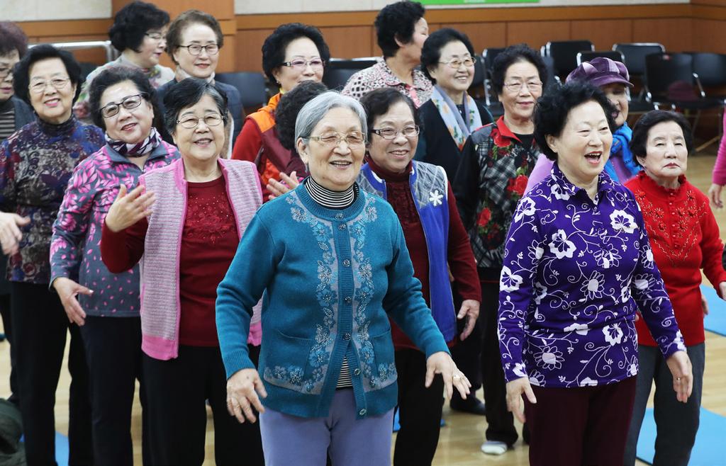 산업경제분석 도높아지고있다. 7) 그리고웨어러블기기를활용한스마트헬스케어서비스, 고령자대상주택리모델링서비스등다양한고령친화서비스시장이성장하고있다. 우리나라는일본과사회및인구구조가매우비슷하다.