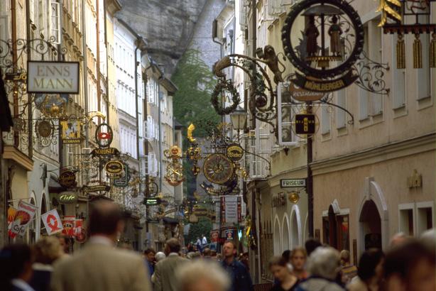 salzburg)는 유럽에서 규모가 가장 큰 성으로 구시가 가장 높은 곳에 자리해 어디서든 볼 수 있다.