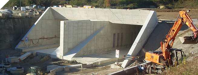 385 km) 의북쪽갱구에설치한슬롯형터널 미기압파저감후드 그림 2.3.18(a) 는독일 Katzenberg Tunnel( 연장 9.