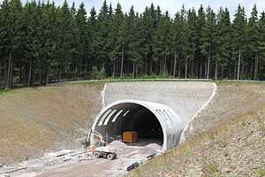 프랑스신선사례 LGV Perpignan-Figueres line에서프랑스와스페인국경에위치한 Perthus 터널은연장이 8.