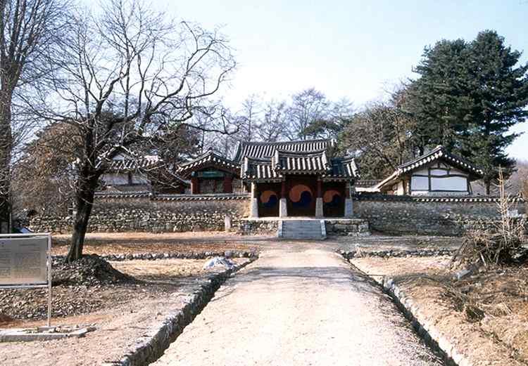 그 뒤 왕의 측근 으로서 전란 중의 여러 사무를 보필하고, 성절사로서 명에 다녀왔다. 1601년에 대사간이 되었으나 곧 북인의 배척을 받아 정주 목사로 밀려나 고, 이후 지방관을 전전하다가 광해군이 즉위한 1608년에 잠시 한성우윤 과 도승지를 지냈다.