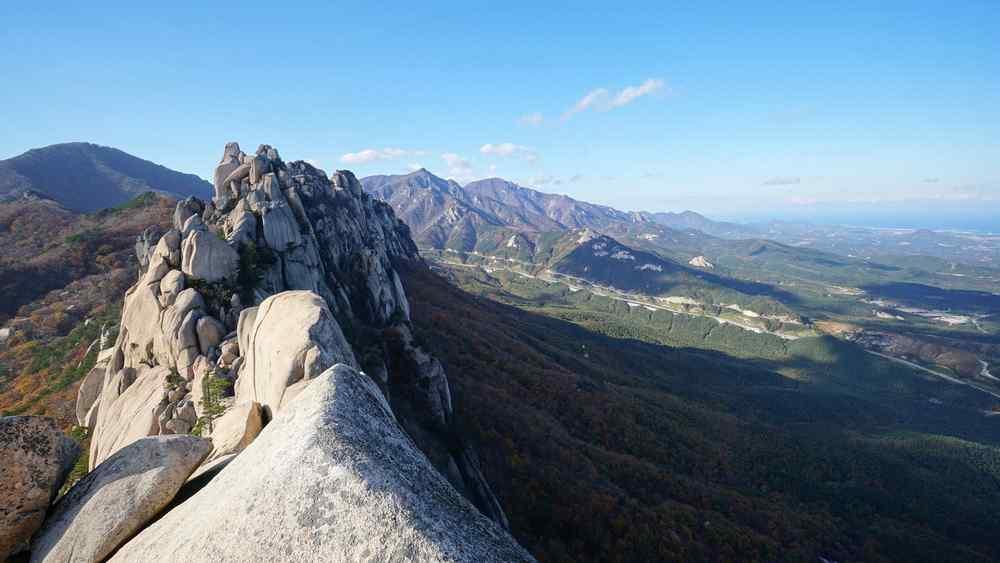 남한지역에서제주도의한라산을제외한가장높은산인지리산도해발고도가 2,000 m를넘지않으며,