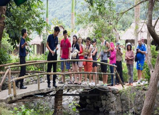 작은배로옮겨탑승후 Viet Hai Village 이동