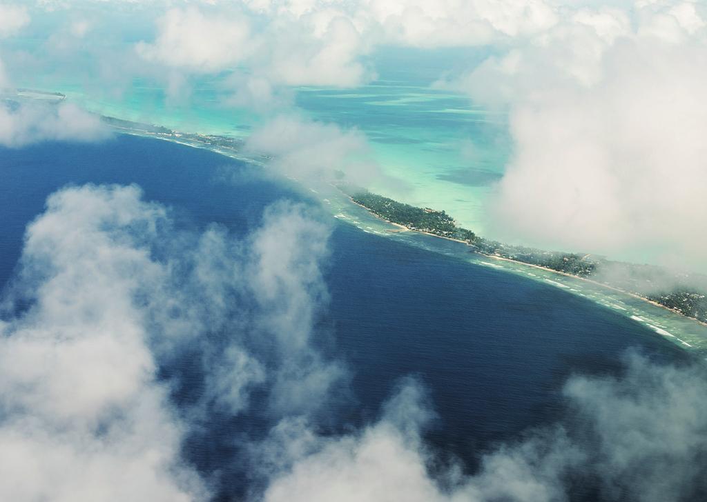 위태로운해수면 키리바시는 33개의섬으로이루어져있으며이중 21개는무인도이고, 키리바시전체인구 11만 4천여명중약 11만명이수도인타라와 Tarawa 섬에살고있다. 해수면이점점상승하며약 50년내에물속으로사라질위기에닥친키리바시. 가장높은해수면이 81미터로태평양에서가장위태로운국가인키리바시의수도타라와섬역시안전하지않은곳이다.