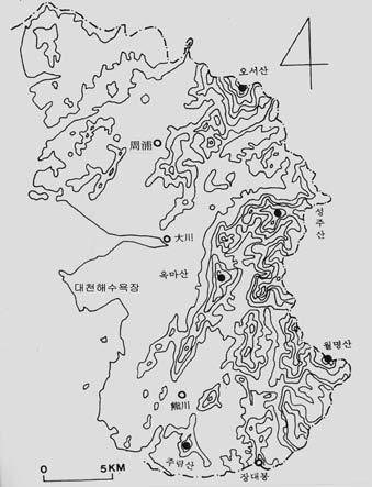 자연지리 지 형 지형 개관 보령시는 차령산맥의 말단부가 서해와 만나는 곳으로서,우리나라 서해안의 다른 지역과 달리 해안에 이르기까지 높은 산맥이 뻗어 있는 해변 산악의 시 市 이다태백 산맥이 오대산 부근에서 갈라져 서남쪽으로 뻗은 차령산맥은 경기도와 충청남도의 경계부와 충청남도의 중앙부를 통과할 때에는 산맥의 높이가 낮지만,보령시에 이르러서는 해발 m