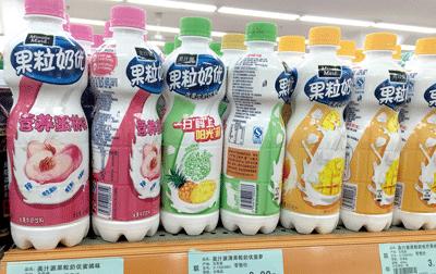 2015 제 47 호유가공협회 실제로북경이나상하이슈퍼마켓에가보면, 우 유와발효유의소비자가격이일본보다도비싸다. ( 표 3) 표 3) 우유 유제품소매가격 ( 북경시내슈퍼마켓조사 ) 생산지포장재품목내용량가격 중국산 비닐 우유 180 ml 2.0~2.