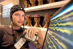 EEG 와 ERP EEG 수십개의전극을두피에붙이고뇌에서방출되는전자기파를감지하여, 뇌활동에따른전압변화를측정하고기록한다.