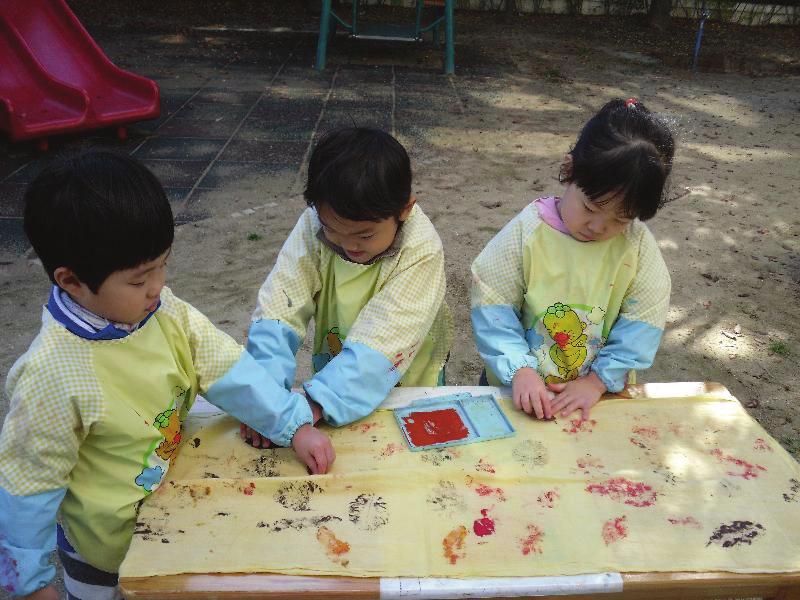 나뭇잎이 부족한 경우 사전 에 교사가 잎맥이 또렷한 나뭇잎을 준비한다. 2. 나뭇잎 찍기 활동을 한 후 찍기 활동이 익숙해지면 찰흙에 찍어도 선명한 나뭇잎 무늬를 관찰할 수 있다. 3.