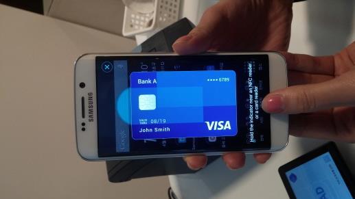 삼성페이 (Samsung Pay) Samsung Pay 홈버튼을시작으로손가락을아래에서위로쓸어올리면삼성페이에등록된내카드가자동으로실행되며, 삼성페이로결제하기위해서는사전에등록된사용자의지문을인증받아홈버튼을통해가능함.