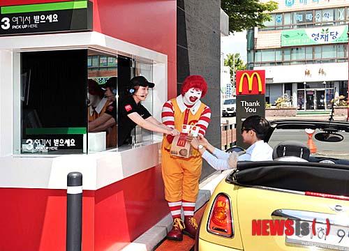 소셜미디어를통한상업가로의인지와공간변화에대한연구 운송의발달로인한패스트풍토화는, 정보화로인해더욱더빠른물류의유통이가능해졌으며, 기존의상업시설들을한층더빠르게변화시켜한정된시간내에빠른구매를통해물류의회전율을높인다.