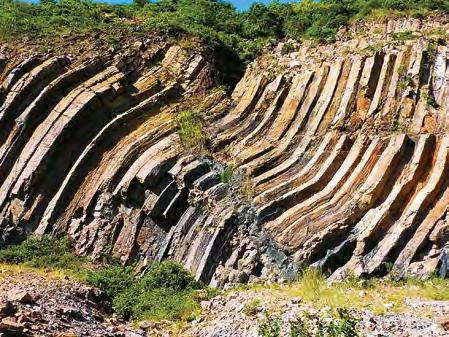 유료가이드투어 유료가이드투어 사이쿵지오파크 Sai Kung Geopark 보트투어 홍콩유네스코글로벌지오파크에속하는사이쿵의섬들은울퉁불퉁한해안선과가파른절벽해안선, 드라마틱한화산암기둥등독특하고다양한지질학적특징을보여준다. 이렇게다이나믹한섬의모습을감상할수있는가장좋은방법은보트투어. 보트를타고바다쪽방향에서섬을바라보면가까이에선볼수없었던섬의특징이한눈에들어온다.