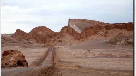 남회귀선을따라남미횡단 79 였으나 1970년대칠레로소유권이넘어왔다. 최근에광부구출사건이벌어진산호세광산은안토파카스타와산티아고사이에위치한코피아포부근에있는광산이다. 4) 산페드로데아타카마 (San Pedro de Atacama) - 남위 22 도 55분 /2430미터 산페드로는아타카마사막한복판에있는오아시스도시로, 현재는관광도시로유명하다.
