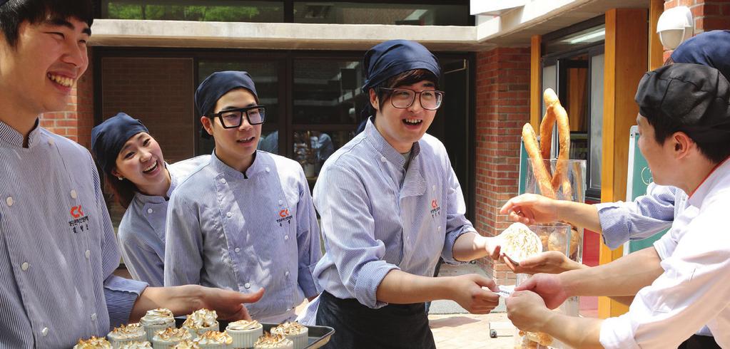 SCHOOL INFORMATION SCHOOL OF CULINARY ARTS 푸드스쿨 모집인원 240 3 년제 240 명 세부전공 : 조리전공, 카페베이커리전공, 식품영양전공, 푸드콘텐츠전공, 팜푸드비즈니스전공 왜청강푸드스쿨인가? 청강문화산업대학푸드스쿨은단순히기술과지식을배우는것을넘어스스로자신의미래를개척하는푸드산업의리더를양성합니다.