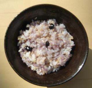잡곡밥을권장하는이유는잡곡밥은쌀밥보다도정이덜되어비타민과무기질함량이풍부하고단백질도약간더많이들어있어영양적으로우수하기때문입니다.