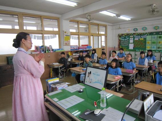 국어(6시간), 사회(5시간), 도덕(3시간) 교과와 인성교육 교재와 연계 교육 실시 2)