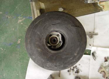 29 TIRE Puncture AXLE 파손 [ 사진 4] 파손된우측엑슬및타이어 1.