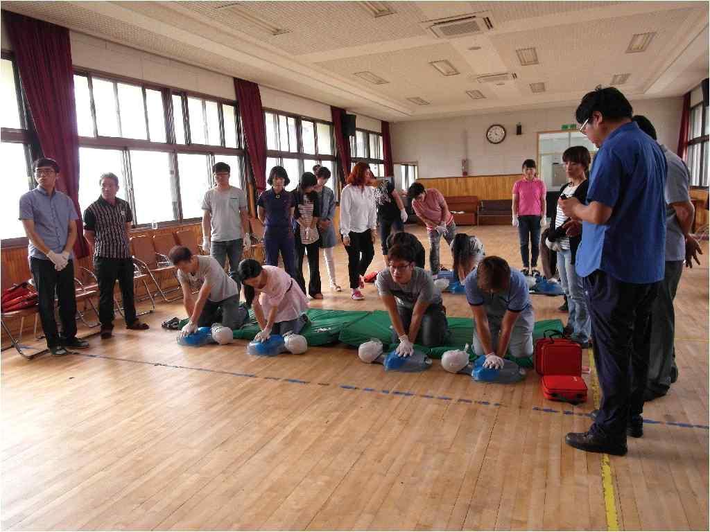 학생들의안전한대피로확보를위하여 2층마지막교실에완강기를설치하고자하였으나, 현행건축법상 3층이상의건물에서만완강기설치가가능하여설치가불가하였습니다. 긴급시사용할수있는경사하강식구조대나수직구조대도같은이유로설치가불가하였습니다.