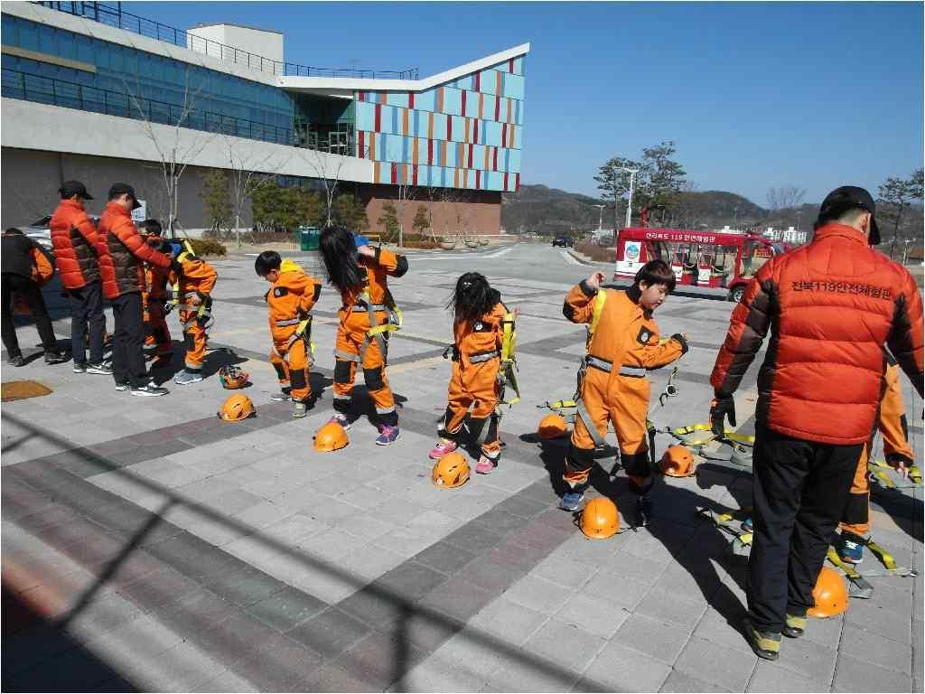 가. 주제별교외체험학습실시 창의적체험활동과교과시간을활용하여학생들의안전의식과위기대응능력을향상시킬 수있는교외체험학습을표 Ⅳ-12 와같이실시하였습니다. 1) 종합안전체험시설및학생안전체험시설에방문하여안전체험학습을실시하였습니다. 2) 지역관공서및공공기관, 민간기관과의협력을통한다양한안전체험학습을계획하여실시하였습니다.