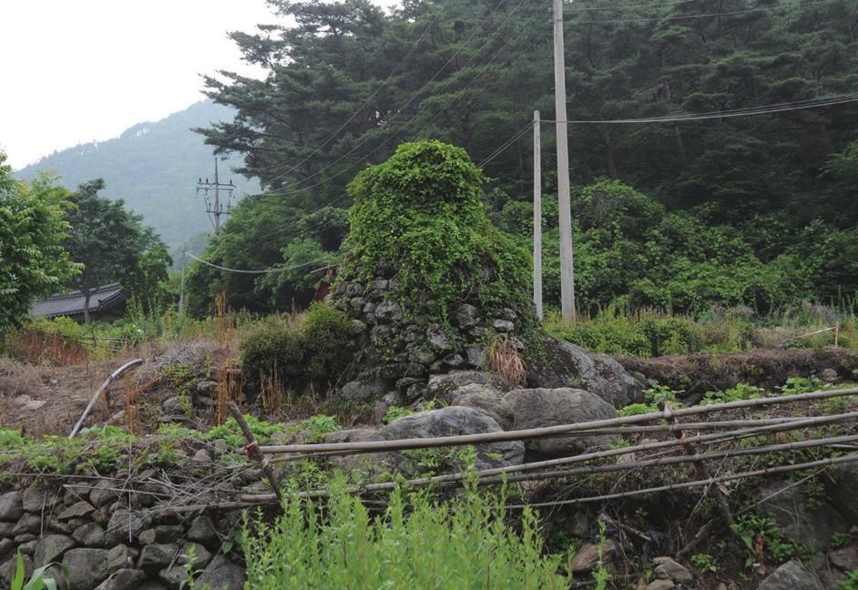 3. 民俗 및 地名 分野 1) 民俗調査 민속자료는 의식주 생업 신앙 연중행사 등에 관한 풍속이나 관습, 이에 사용되는 의복 기 구 가옥 등으로 한국 민족의 기본적인 생활문화의 특색을 나타내는 전형적인 것을 가리킨다12) 0). 조사지역내에는 1개소의 민속자료가 보고되어 있는 것으로 확인되었다.