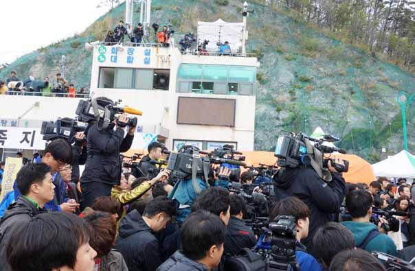 팽목항에서기자들의취재열기가뜨겁다 ( 한국기자협회보제공 ). 해자사진을찍을때는허락을받을것 등이규정되어있다. 2014년 4월. 국내언론은또다시실패했다. 과거의성수대교, 삼풍백화점및대구지하철참사당시지적된문제가반복됐다. 침몰한것은세월호가아닌언론이라는말도있다.