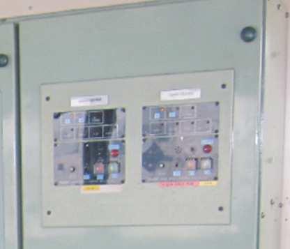 2 펌프패널 [ 그림 2-9] 2번타기펌프운전, 정지, 알람패널. 왼쪽은사고이전세월호의펌프패널, 오른쪽은인양후세월호내에서확인한패널이다. 박한결이끄려고했다는알람버튼은오른쪽사진에서 경보음장치 표지아래에있다.