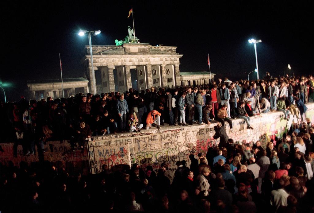 베를린 장벽의 붕괴 사람들이 장벽 위에 올라가 베를린 장벽이 붕괴되는 순간을 기념하고 있다. 현대 세계의 전개 Ⅵ 1. 제1차 세계 대전과 러시아 혁명 2. 제1차 세계 대전 이후의 세계 3. 제2차 세계 대전과 평화의 모색 4. 식민지의 독립과 냉전 체제의 형성 5.