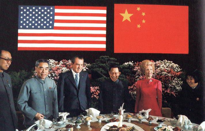 이로 인해 미국은 이전과 같은 지위를 유지하기 어려워졌다. 닉슨의 중국 방문 1972년에 중국을 방문한 닉슨이 중국 지도자와 사진을 찍고 있다. 이러한 변화 속에서 미국의 닉슨 대통령은 베트남에서 미군을 철수하고 중국과 국교를 수립하는 등 사회주의 진영과 화해의 움직임을 구체화하였다.