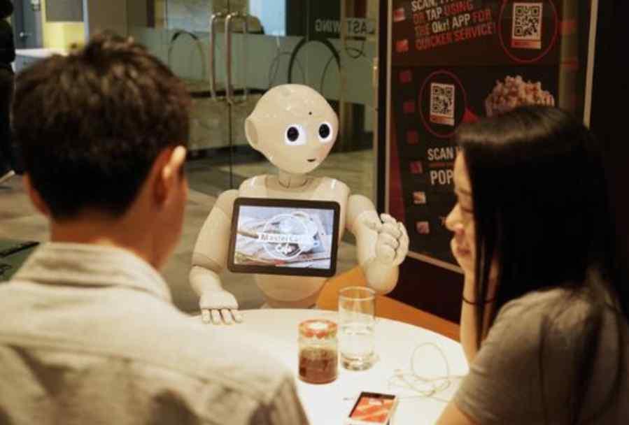 함등의정신적인영향을주므로로봇을이용한매개치료 (Robot therapy) 에사용되고있다 ( 박천수외, 2008). 일본에서가장최근에출시한지능형로봇은 15년에출시된소프트뱅크의페퍼 (Pepper) 다. 페퍼는이용자의표정으로감정을인식하고농담과동작으로반응하여사용자의기분을맞춰준다. 또한, 클라우드기반스마트로봇으로이용자가요청하는각종정보를제공한다.