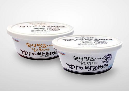 농후발효유 가 격 1,500 원 용 량 120g 롯데푸드 숙성발효시켜건강한발효버터 < 오리지날 > 숙성발효시켜건강한발효버터 < 갈릭 > 롯데푸드파스퇴르가국내대형유업체최초로발효버터를출시했다. 버터에는젖산균을넣어발효시킨발효버터와젖산균을넣지않고숙성시킨감성버터가있다. 깊은풍미와유산균이특징인발효버터는, 유럽에서주로먹기때문에유러피안스타일버터라고도한다.