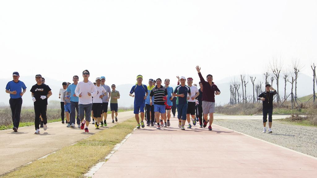 특별기획 창사 25주년 기념 TRF 목표달성을 위한 마라톤 대회 지난 4월 2일, 구미 낙동강 강변체육공원에서 국내 임원(담당) 팀장 35명이