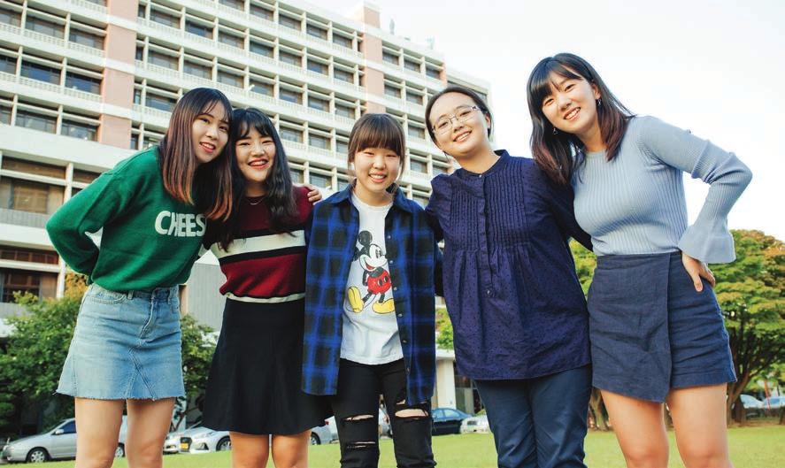 아주대학교간호대학학생으로서태국간호대학과대학병원을방문해그곳대학의교육과정이나간호사는어떻게다른지배우면좋겠다는생각에지원을했습니다. 김담이학생의이야기에모두가고개를끄덕인다. 글로벌에서도통하는우리교육을확인하다연수프로그램은매우알차게진행됐다.