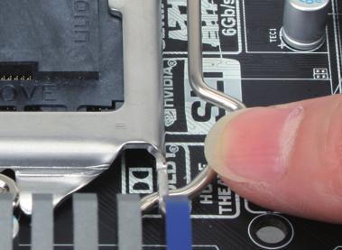 뽑으십시오. 단계 1: CPU 소켓 레버 핸들을 부드럽게 눌러 손 가락으로 소켓에서 빼십시오.