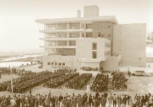 남산자락은일본인거주밀집지역으로개발됐다. 일제 는 1925 년남산중턱에조선신궁 ( 朝鮮神宮 ) 을짓고조선 시대제사를지내오던국사당을헐었다.