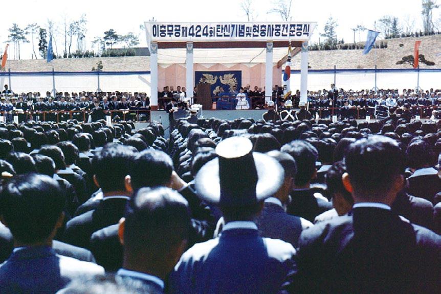 구본전은새로운본전을신축할때배전 ( 拜殿 ) 으로이용하기로하고사적비 ( 事蹟碑 ) 와함께유물관옆으로이전했다. 새로지은본전에는 1953년장우성이그린것을표준영정으로하여모셨다.