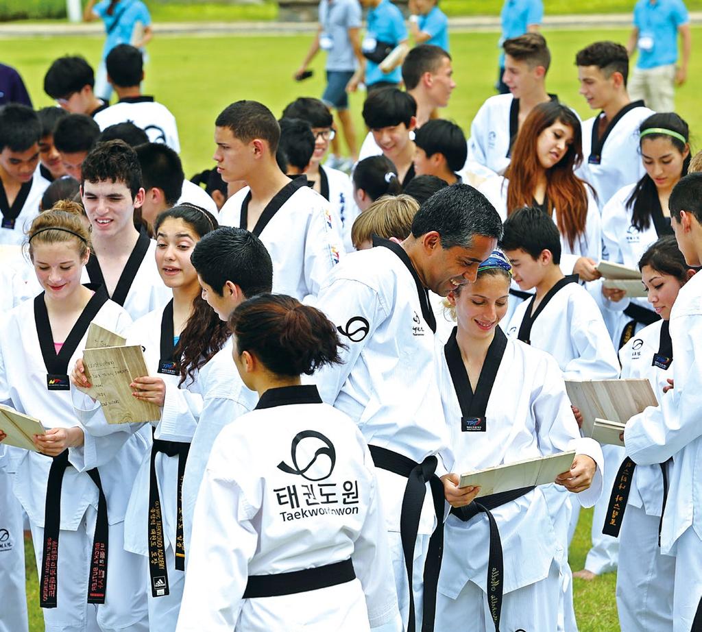 154 태권도 기록과 테마로 보는 대한민국 155 31 태권도 대한민국의 국기(國技), 세계로 나아가다 하얀 도복에 검정띠를 묶고 절도 있는 기합과 품새를 선보이는 태권도는 이제 한국 사람들만의 무 예가 아닌 전 세계인의 스포츠가 됐다.