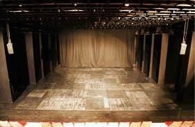 2015 무대예술전문교육 공연장조성실무과정 랙박스극장 ( black box theater) 은바닥과벽등의공간을검은색으로처리한장방형의공간으로구성된단순한형태의무대와객석의구분이없는 OPEN 형태의공연공간을뜻한다.