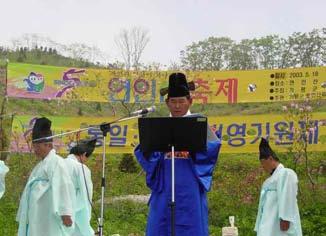 축제의절정인들꽃은지난수년간관찰한결과정상 1,000m 분지의얼레지, 양지꽃, 노랑제비꽃등야생화가군락으로서식하고꽃은종별로 4월초순부터 9 월중순까지개화한다. 산철쭉은해발 700m 이상능선에군락으로자생하고고지대로올라갈수록나무가굵고꽃의색깔이고우며개화기는기온에따라차이가있으나 5월중하순에만개한다. 연인, 우정, 장수, 청풍능선에서는아름다운철쭉이군락으로자생하고있다.