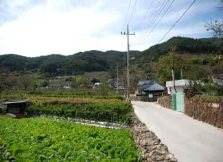 청정지리산의숨과맞닿은장항리산촌마을 원천마을연락처 남원시청산림소득과 ( 063-620-6486) 위치 : 전라북도남원시산내면장항리 사무장 ( 011-852-1967) 홈페이지 : http://www.jirisanchon.com 산과냇물과사람이만나는공존의장소, 지리산원천마을지리산원천마을은해발 350m이상의고지대이며, 면소재지에서뱀사골쪽으로약 0.