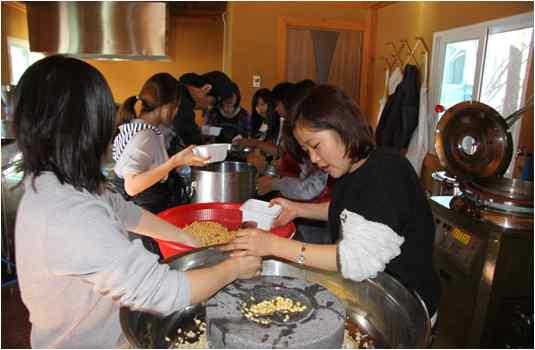 지리산뱀사골꿀사과, 사과즙, 배, 친환경고랭지콩으로만든두부, 고사리, 곶감, 호두,