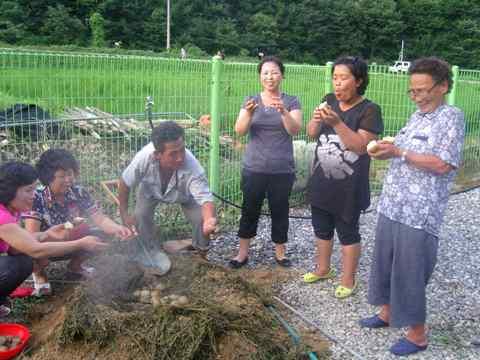 이주하여시골마을대부분이겪고있는인구감소문제를해소해주고있으며, 2014년준공을목표로진안군에서조성하고있는아토피프리클러스터단지가학동마을에서차량으로 3