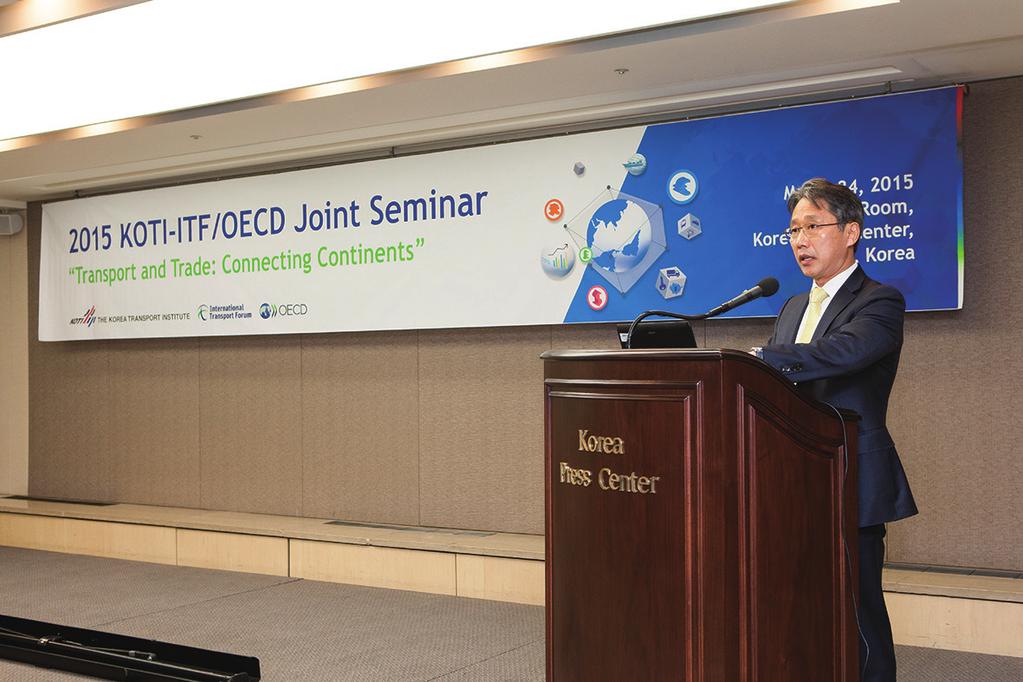 이번세미나는국토교통부맹성규실장, UNESCAP 하동우박사, ITF/OECD Jari KAUPPILA 박사, World Bank Andreas Kopp 박사, 한양대학교김홍배교수, 한국교통연구원이창운원장등이참석하였으며, 유럽과아시아의연결을위한교통과무역 에대하여논의하는자리가마련되었다.