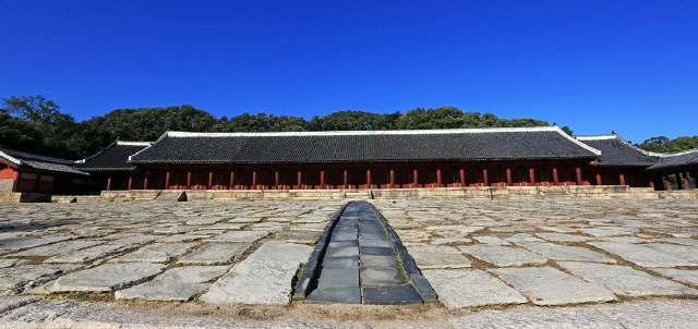 10. 왕실의사당, 정전 종묘정전의동문을들어서면높고넓은단인 상월대 위에 정전 이서있습니다. 상월대에이르는계단의구름무늬는종묘가천상의공간임을상징하는데요. 이계단을올라가정면에서정전을마주하고서보시지요. 일자로길게서있는정전을처음보는순간그크기와위엄에압도되는느낌을받으실것입니다. 정전은우리나라옛건물가운데가장크고긴건물이지요.