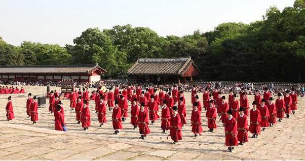 12. 조선의큰제사, 종묘제례 종묘제례 는유네스코세계문화유산인종묘와함께유네스코인류무형문화유산으로지정된문화유산입니다. 조선의역대왕과왕비의신주를모시고제사를지내는의식으로조선시대의제사가운데가장규모가크고중요한국가의대사죠. 종묘제례는특히현재의왕이자신의선조인역대왕과왕비에대한제사를모심으로써효의윤리가실현되는유교적인의례입니다.