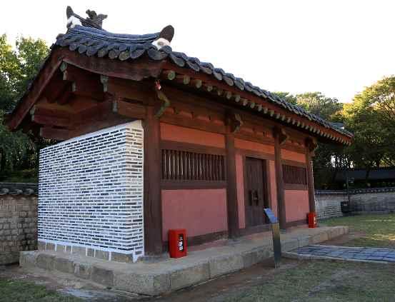 14. 모든이를위한사당, 칠사당 종묘 정전을 마주하고 공신당 과 대칭에 있는 건물은 칠사당 입니다. 종묘 가왕을위한사당이고 공신당 이 신하를 위한 사당이라면 칠사당 은 모든 사람을 위한 사당인데요. 이곳에서는 일반 백성들의 신앙의 대상인 일곱 신에 대한 제사가 드려졌습니다.